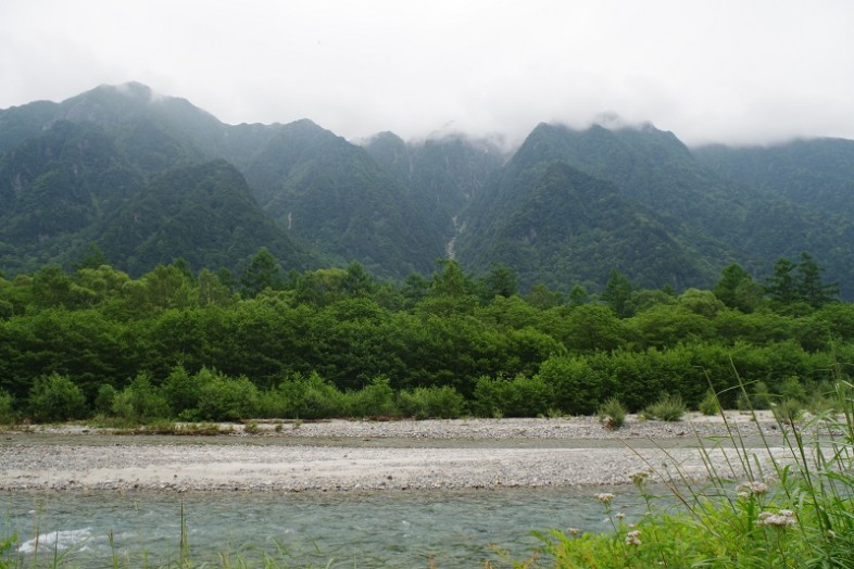 今朝、ホテル前からの眺め。霞沢の稜線は雲の中です。それでも風は爽やかで気持ちが良いです。